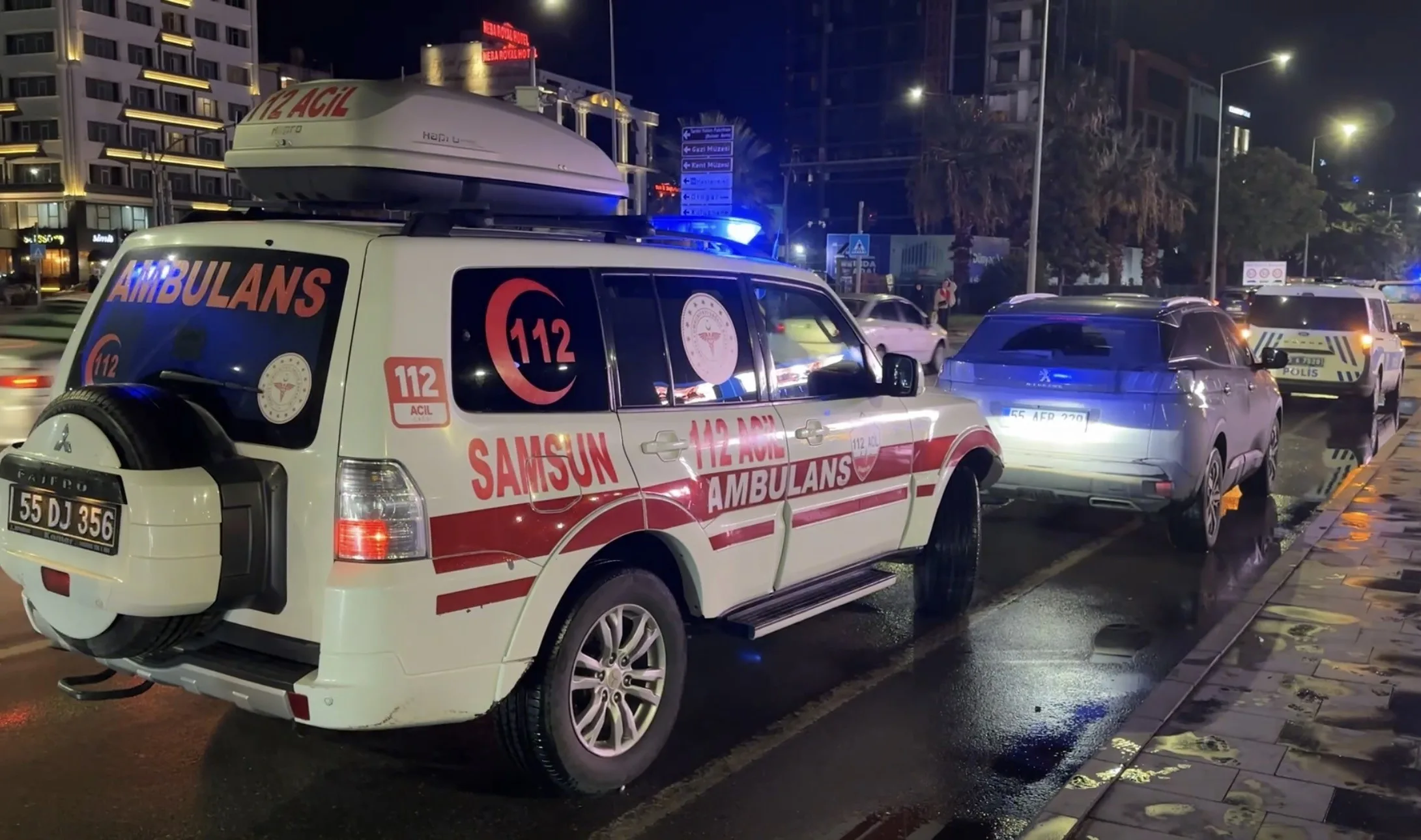 Samsun'da trafik ışıklarında kaza! SUV aracın çarptığı yaya yaralandı