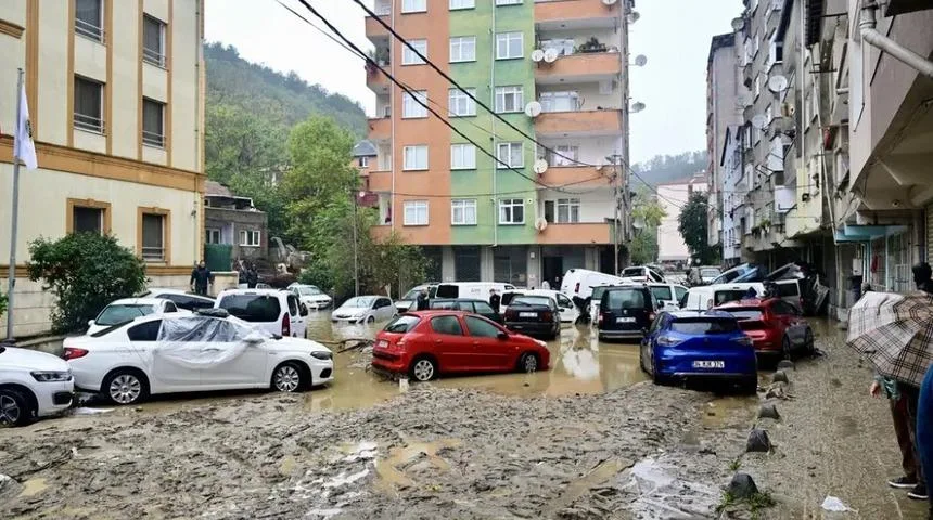 İstanbul Valisi Davut Gül: "Selde 3 kişi vefat etti, 5 kişi kayıp"