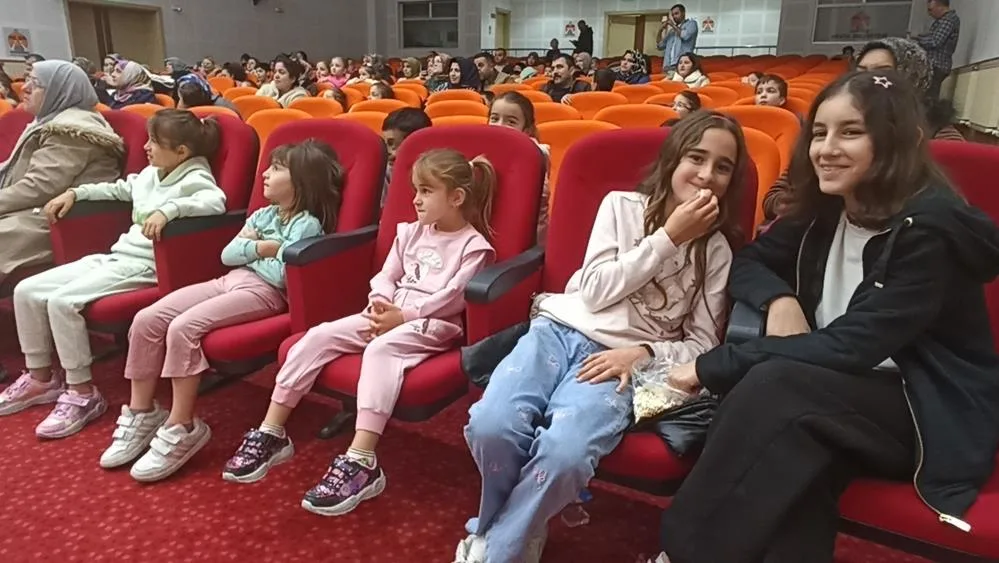 Samsun'da "Kaptan Pengu ve Arkadaşları" çocuklarla buluştu