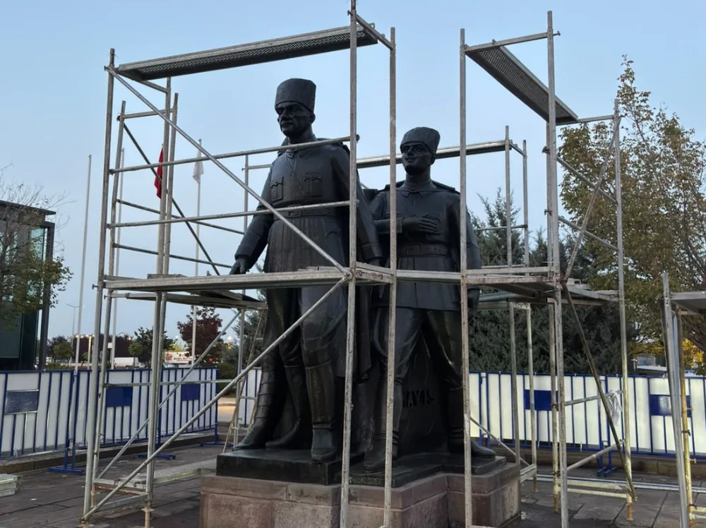 Samsun'un tarihi anıtında heykeller yeniden kaldırıldı: Bakıma mı alındı?