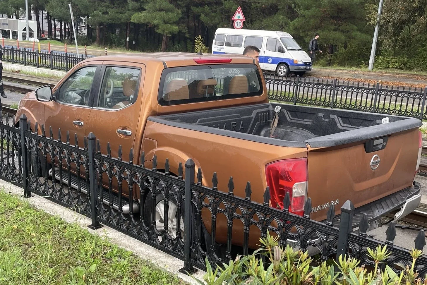 Samsun'da korkutan kaza: Pikap tramvay yoluna girdi