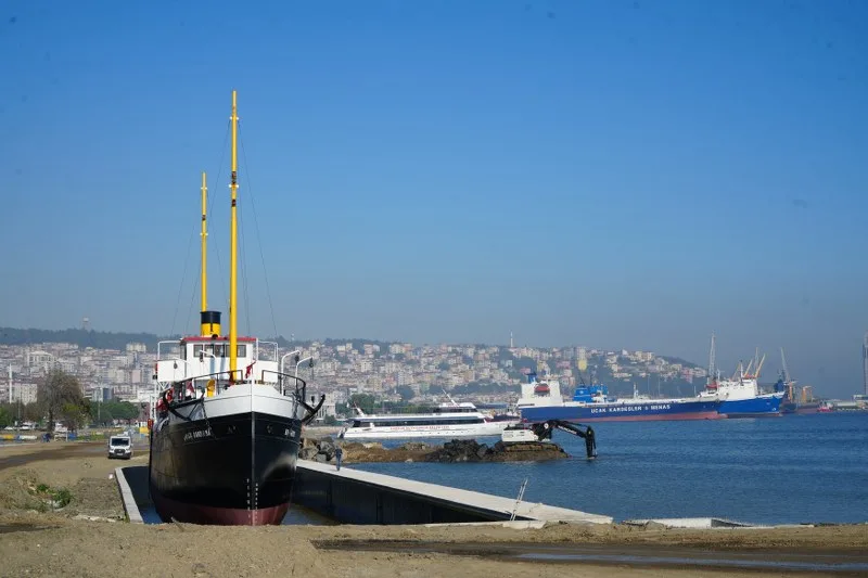 Samsun'da karadan yürütülen Bandırma Vapuru'nun yeni yerinde çalışmalar sürüyor