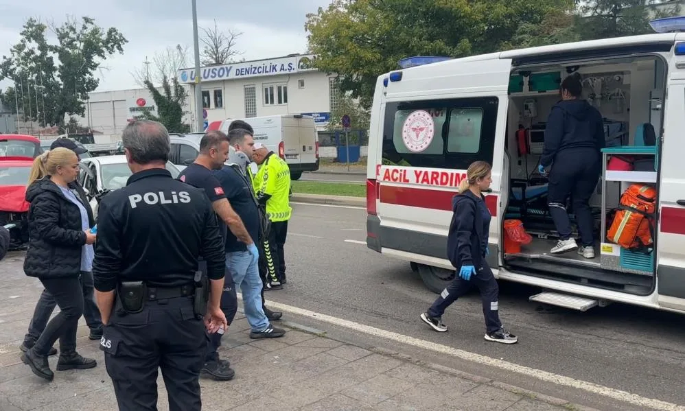 Samsun'da iki otomobil kafa kafaya çarpıştı: 1'i ağır 2 yaralı
