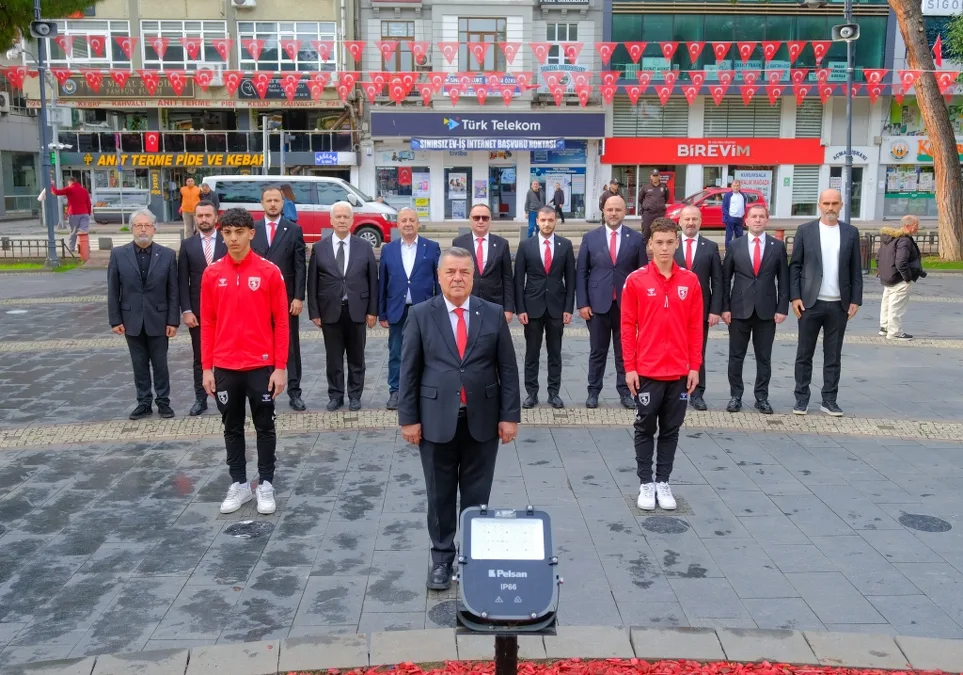 Samsunspor yönetimi Cumhuriyet'in 103. yılında Atatürk'ün huzurunda