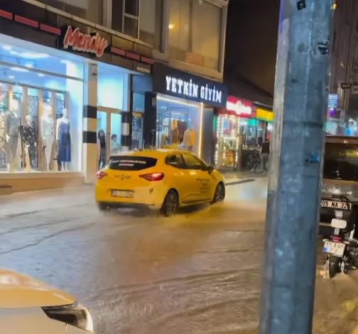 Samsun'da aniden bastıran sağanak hayatı olumsuz etkiledi - 4