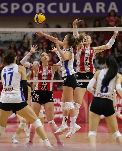 Samsunspor Voleybol derbide set vermedi: Zirveye yerleşti