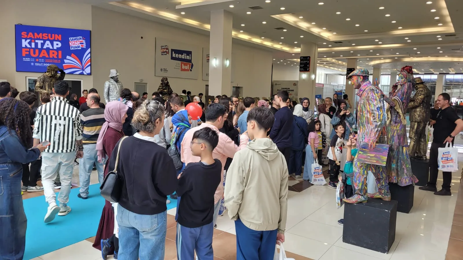 Samsun Kitap Fuarı'nda canlı heykel gösterisine büyük ilgi