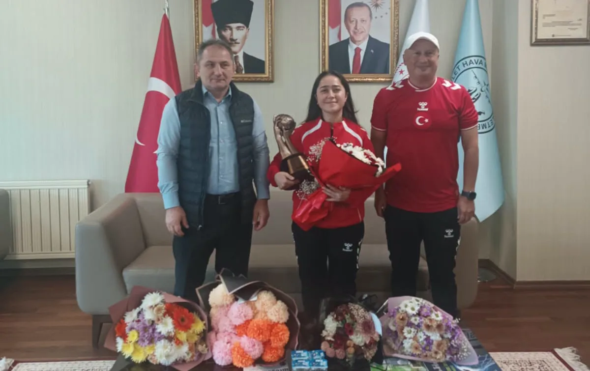 Samsunsporlu Selma Kalanç havalimanında çiçeklerle karşılandı