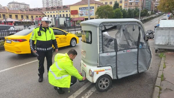 Samsun'da polisten yürek ısıtan hareket: Yaralı kadını yağmurdan korudu