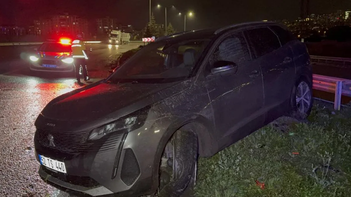 Samsun’da otomobil orta refüje çıktı: 2 yaralı
