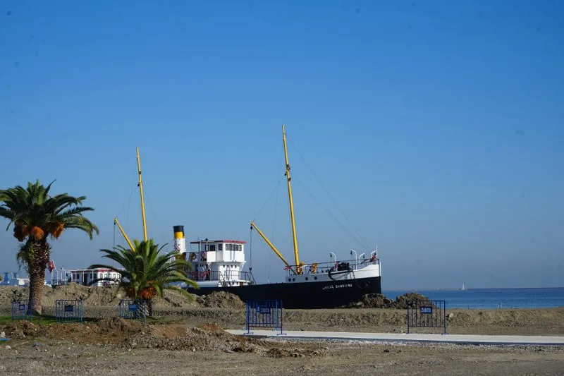 Samsun'da karadan yürütülen Bandırma Vapuru'nun yeni yerinde çalışmalar sürüyor