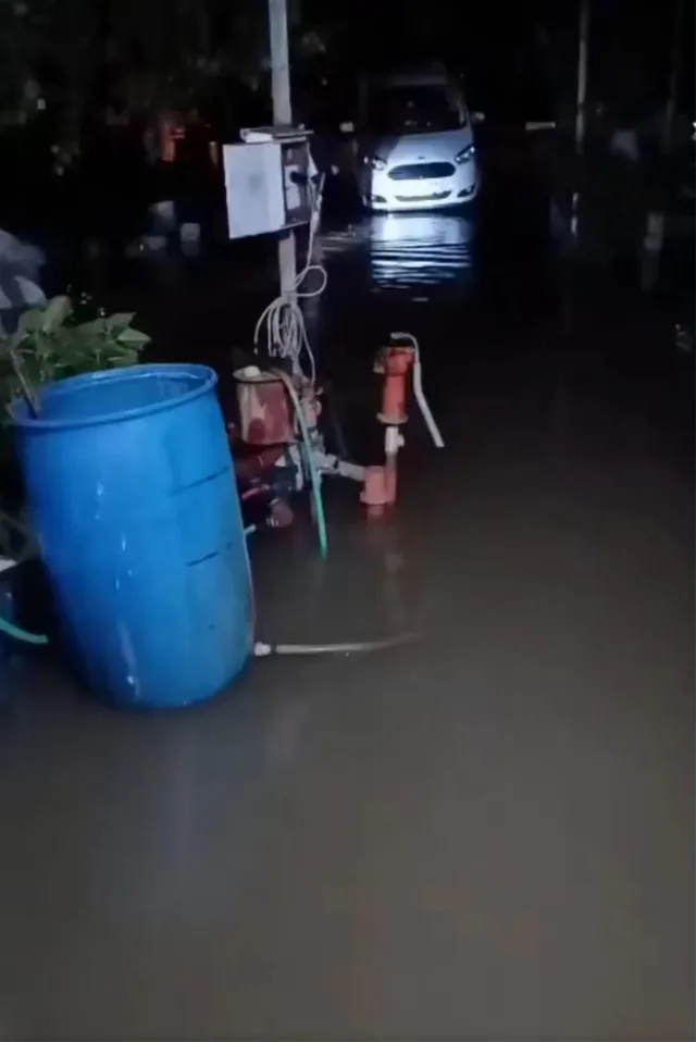 Antalya'yı yağış ve fırtına vurdu! Seralar ve yollar göle döndü