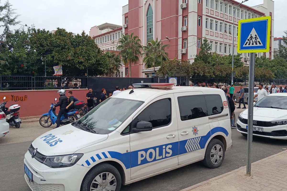 "Dedikodumu yaptın" diyerek sınıf arkadaşını okulda bıçakladı!