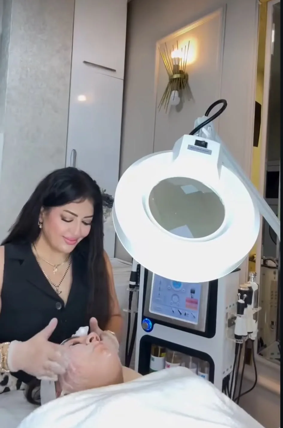 Samsunlu güzellik uzmanı M.Nur Antalya'da ödül aldı