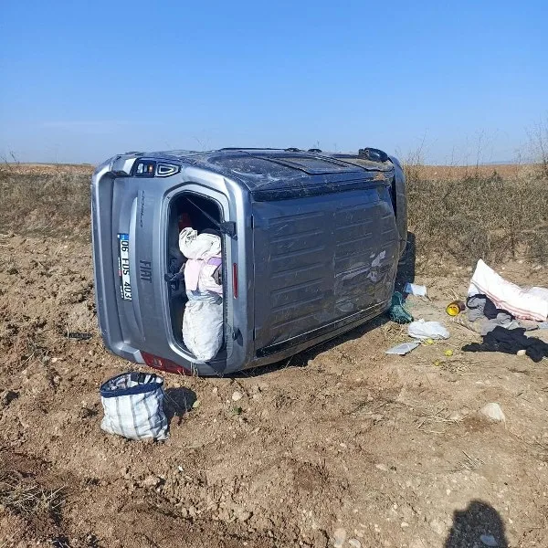 Bariyerlere çarpan hafif ticari araç takla attı: 2 yaralı