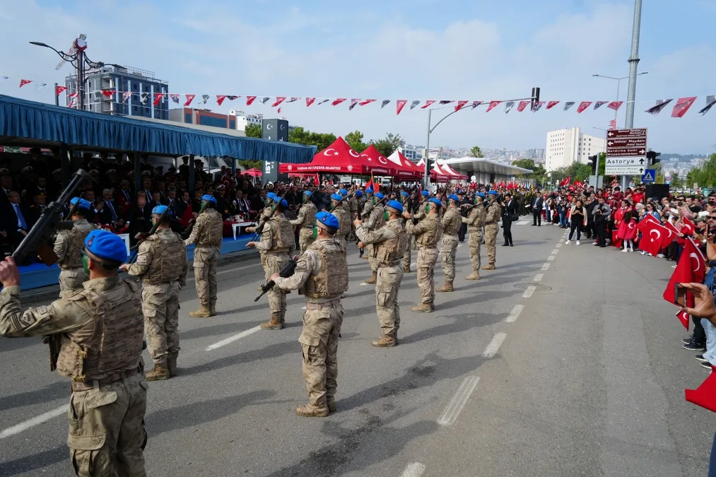 Samsun'da Cumhuriyet'in 103. yılı coşkuyla kutlandı! Gösteriler alkış topladı