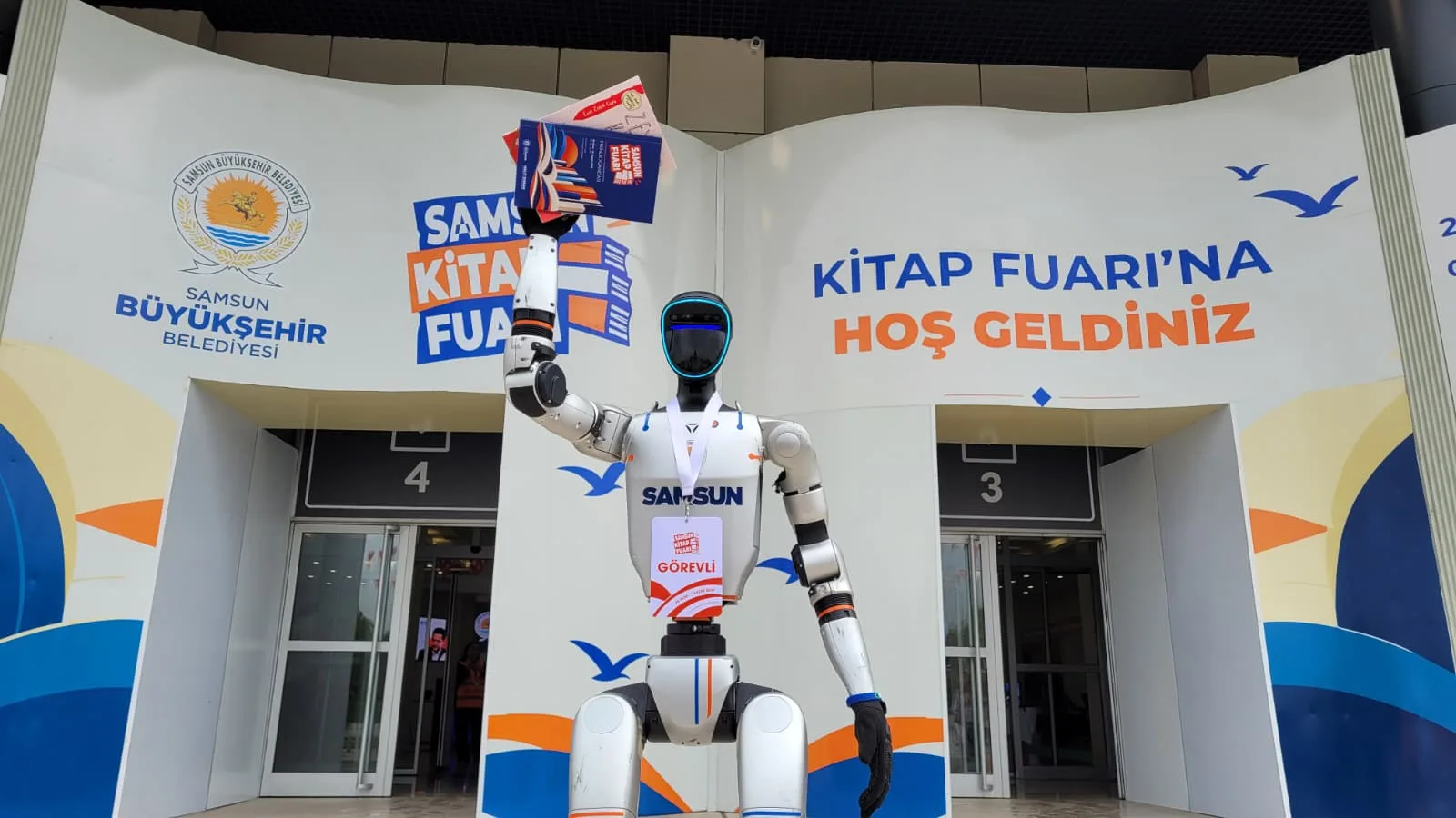 Samsun'un insansı robotu robotu Çakır görev başında: Fuarda kitap dağıttı, dans etti
