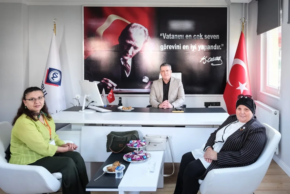 Zorlu Eğitim Kurumları Yönetim Kurulu Başkanı Ergin Zorlu'ya sosyal sorumluluk çalışmalarına desteği için teşekkür plaketi