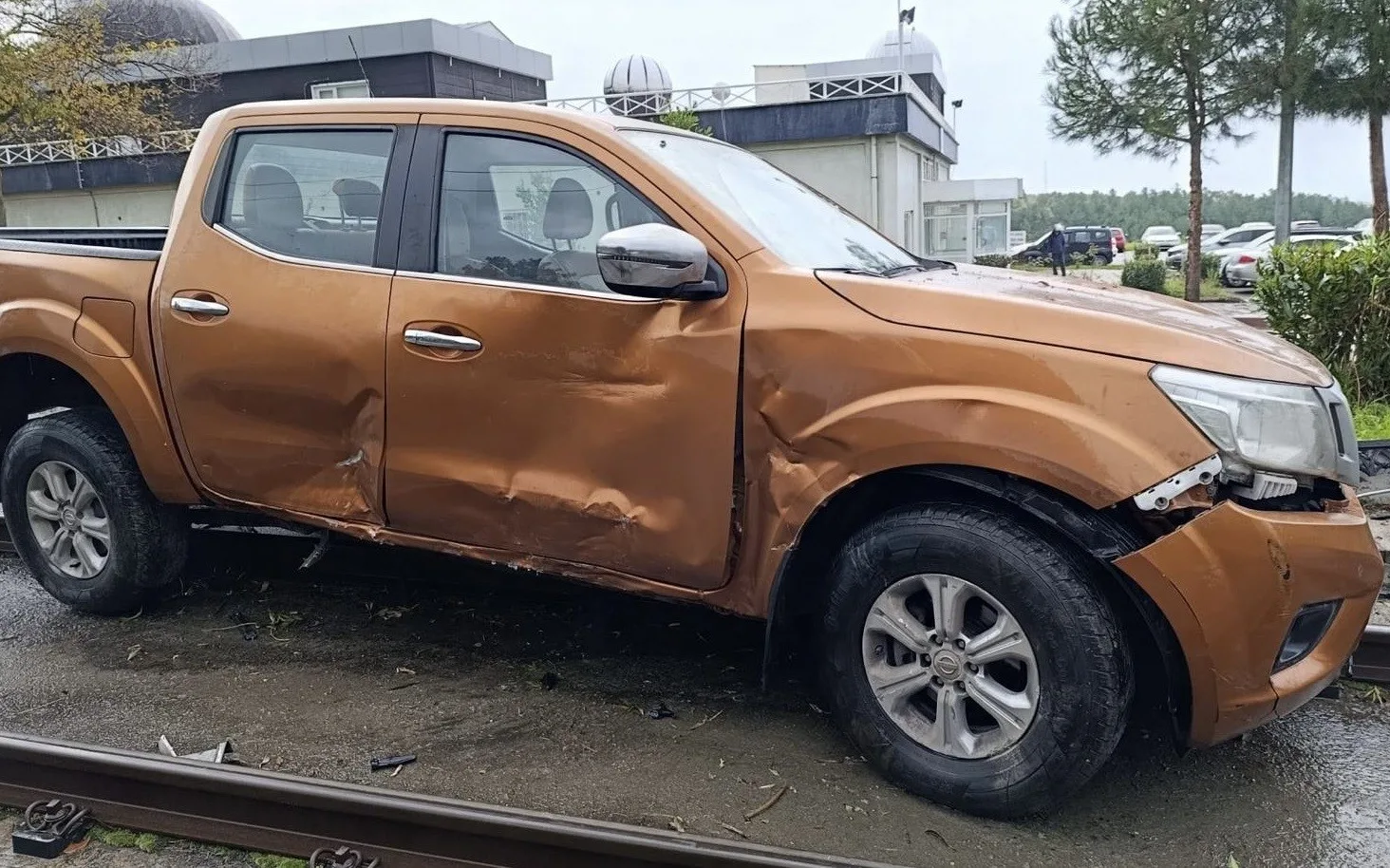 Samsun'da korkutan kaza: Pikap tramvay yoluna girdi