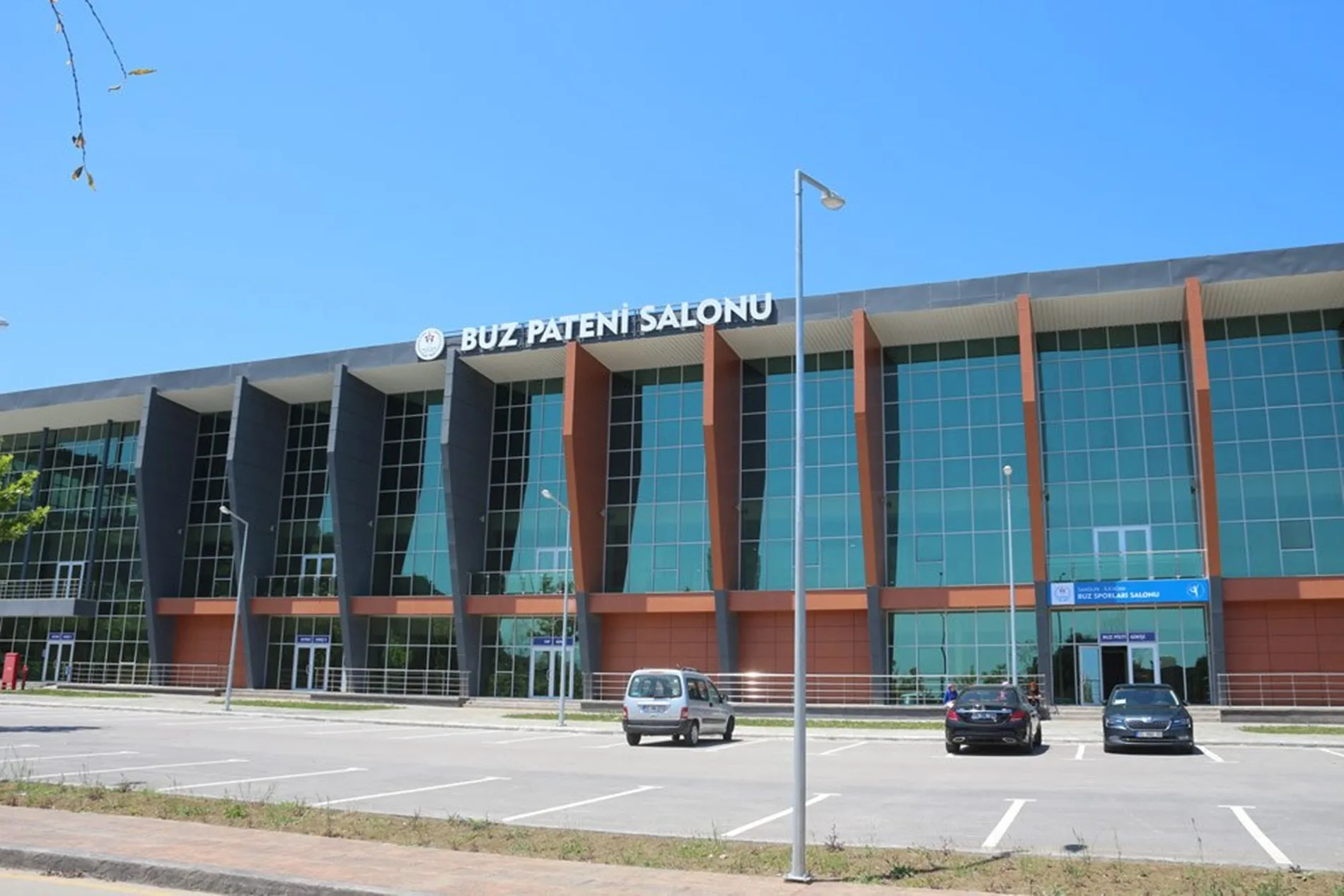 Samsun Buz Sporları Salonu’nda zemin komple yenilendi
