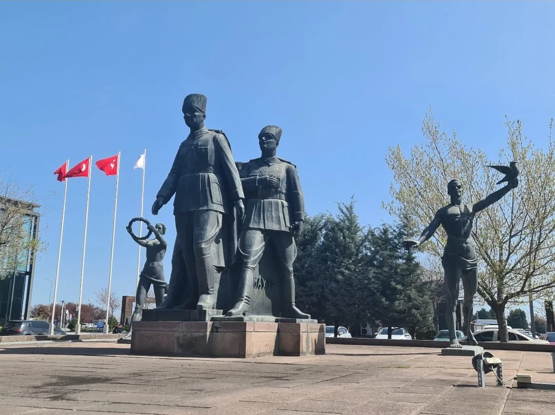 Samsun'un tarihi anıtında heykeller yeniden kaldırıldı: Bakıma mı alındı?