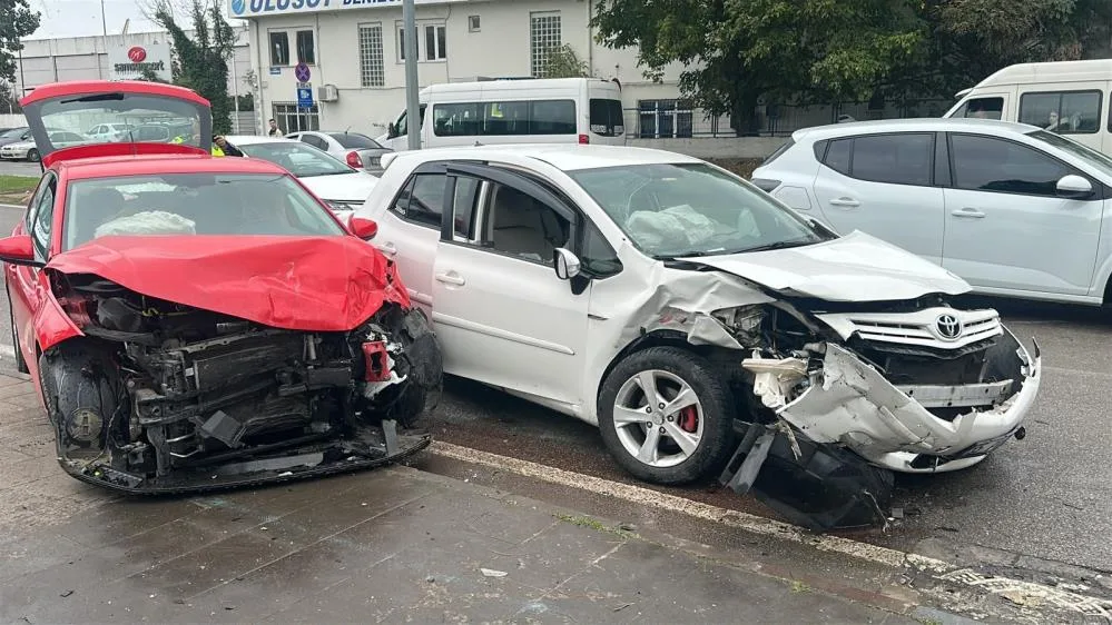 Samsun'da iki otomobil kafa kafaya çarpıştı: 1'i ağır 2 yaralı