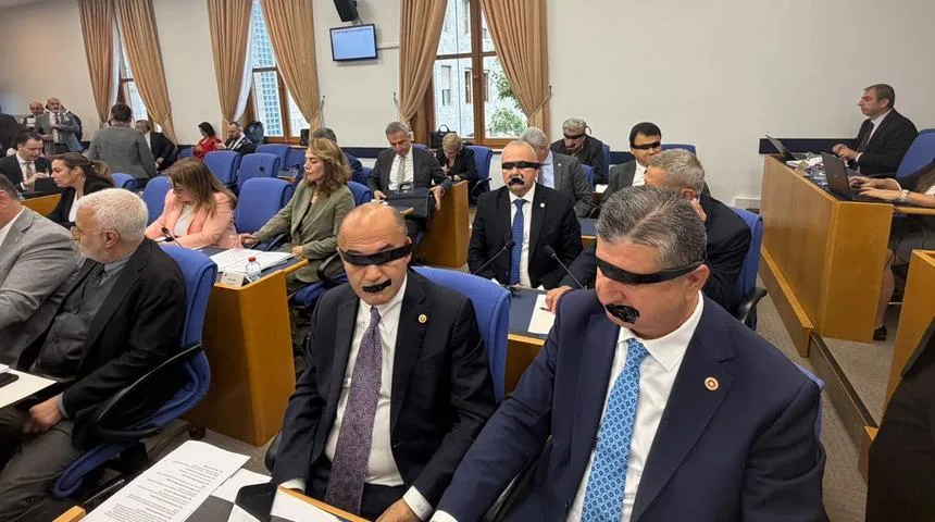 Yeni Partili vekillerin protestosu tartışma yarattı!