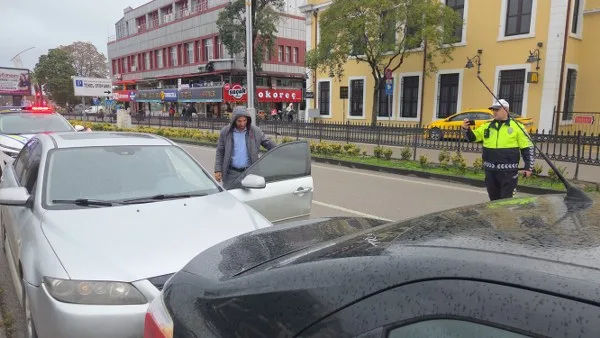 Samsun'da polisten yürek ısıtan hareket: Yaralı kadını yağmurdan korudu