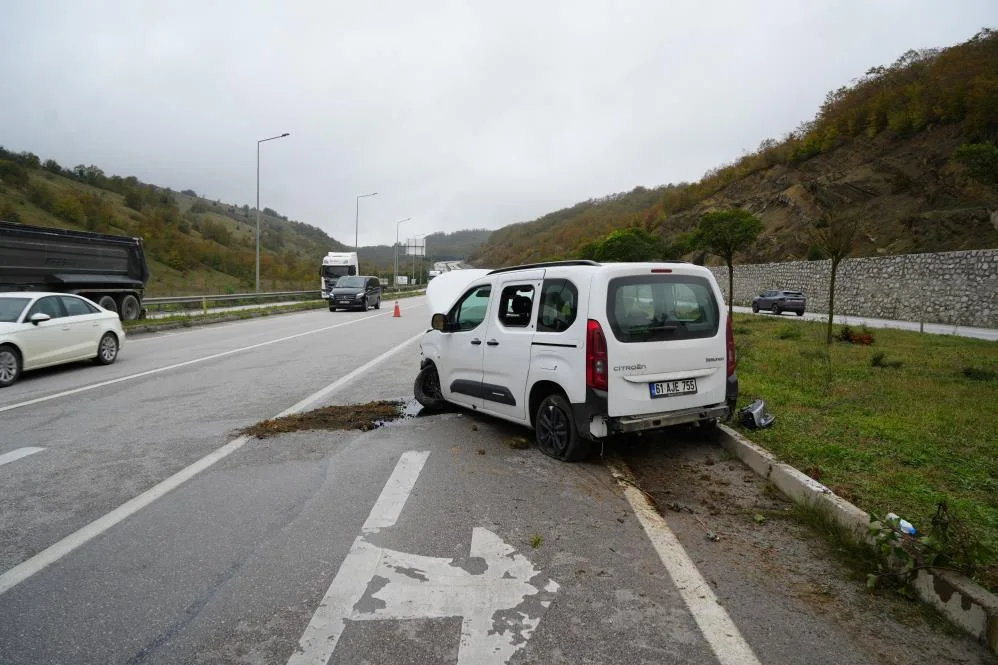 Samsun'da araç refüje çıktı, yaralılar var