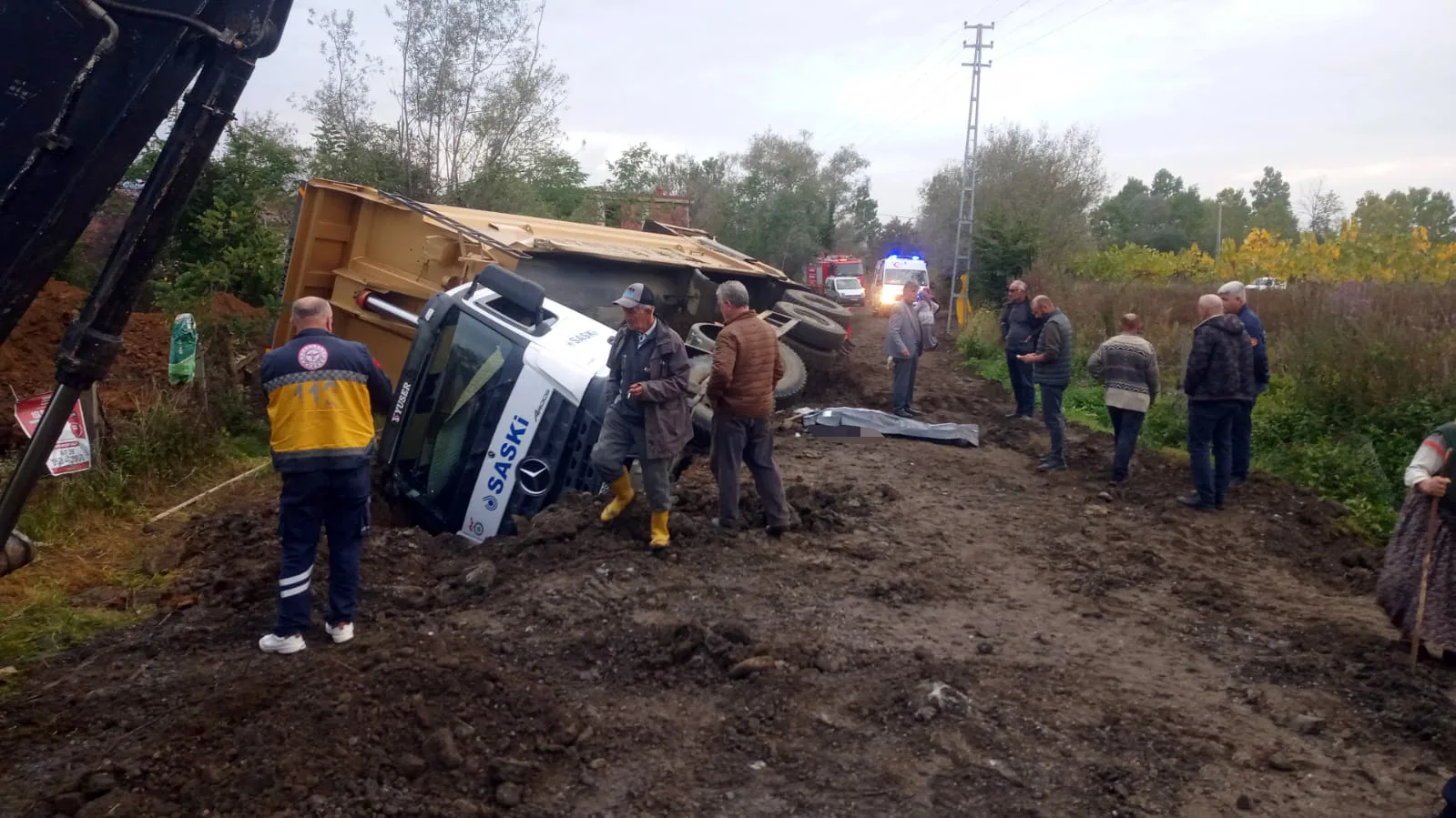 Samsun'da devrilen kamyonun sürücüsü hayatını kaybetti