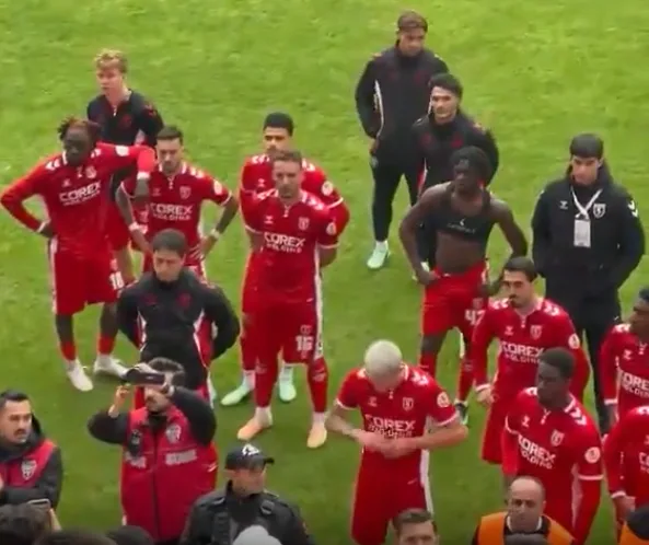 Samsunsporlu futbolcular 4-1'lik yenilginin ardından taraftarın karşısına çıktı