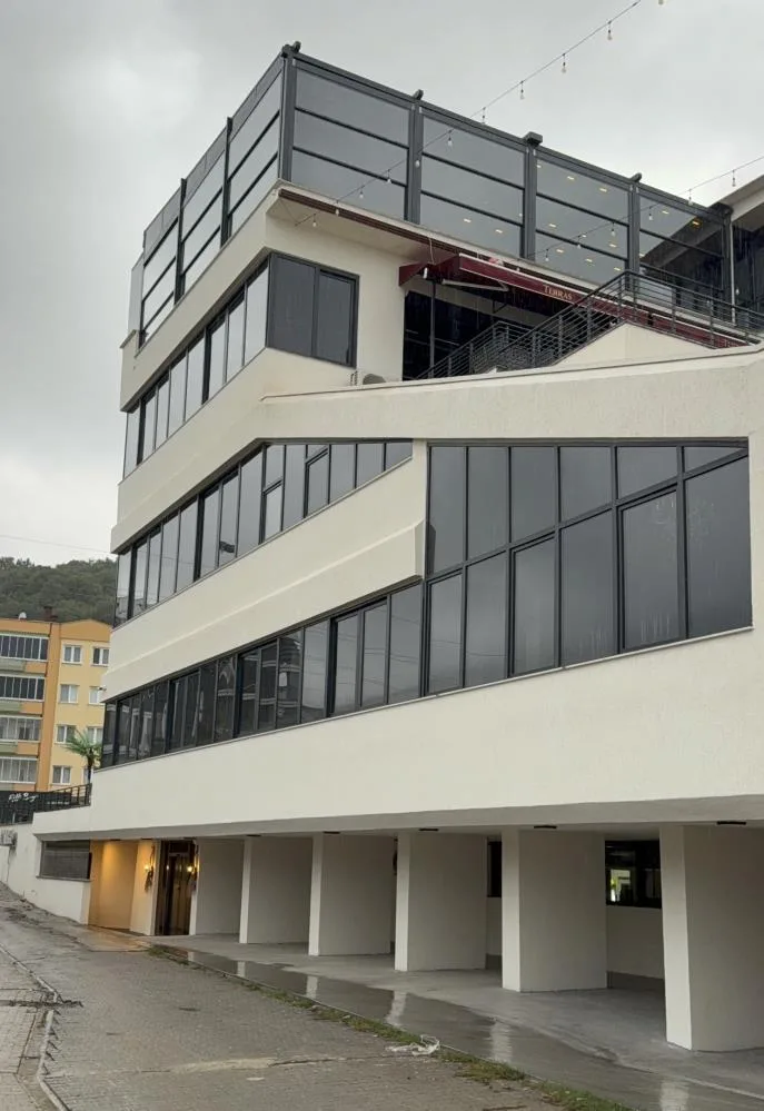 Samsun'da restoranın asansörü zemine düştü: Garson hayatını kaybetti