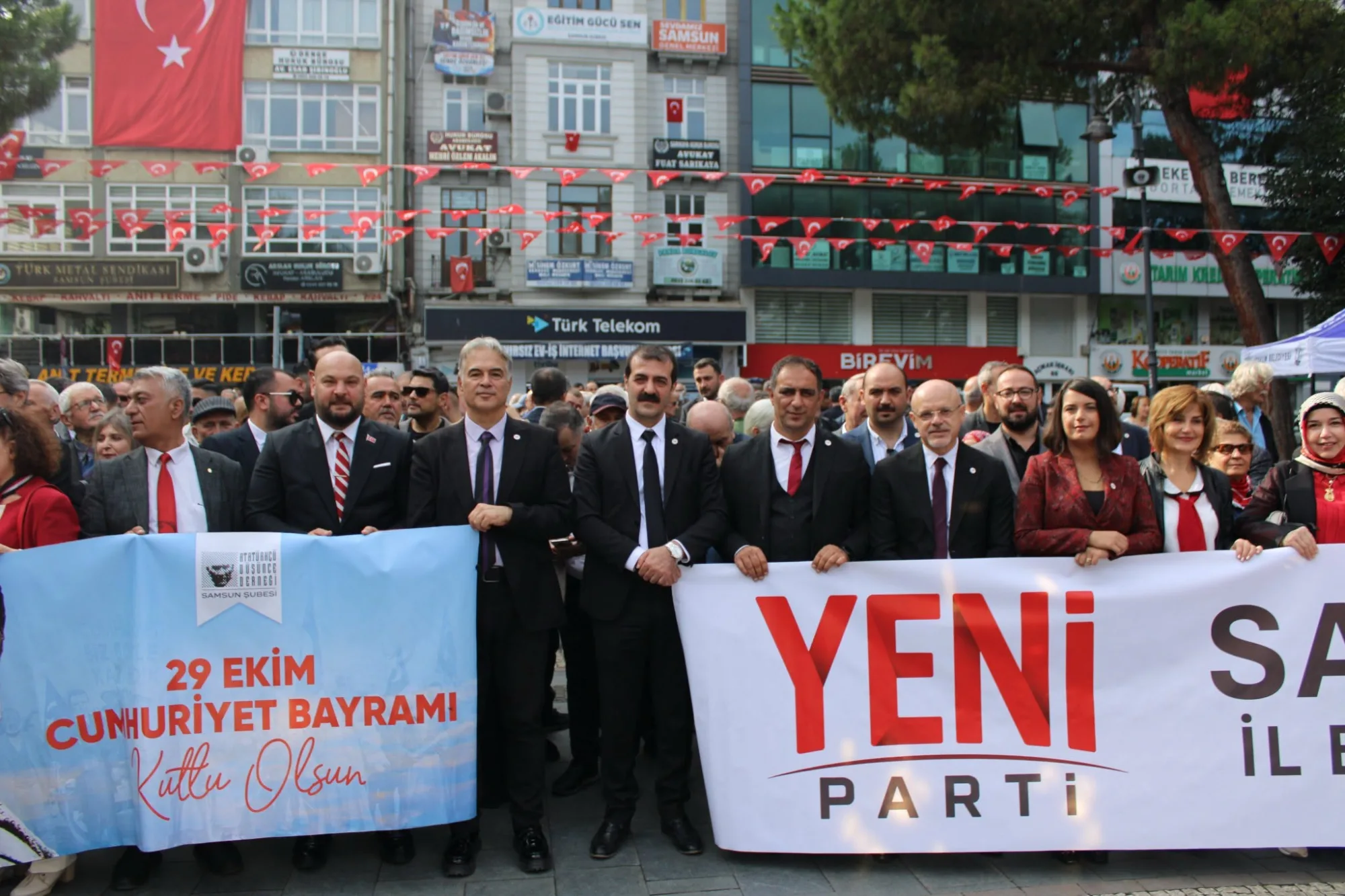 Atakum Belediye Başkanı Serhat Türkel ve İlçe Başkanı Adem Kürek Ayrı safta! Cumhuriyet Bayramı töreninde dikkat çeken görüntü