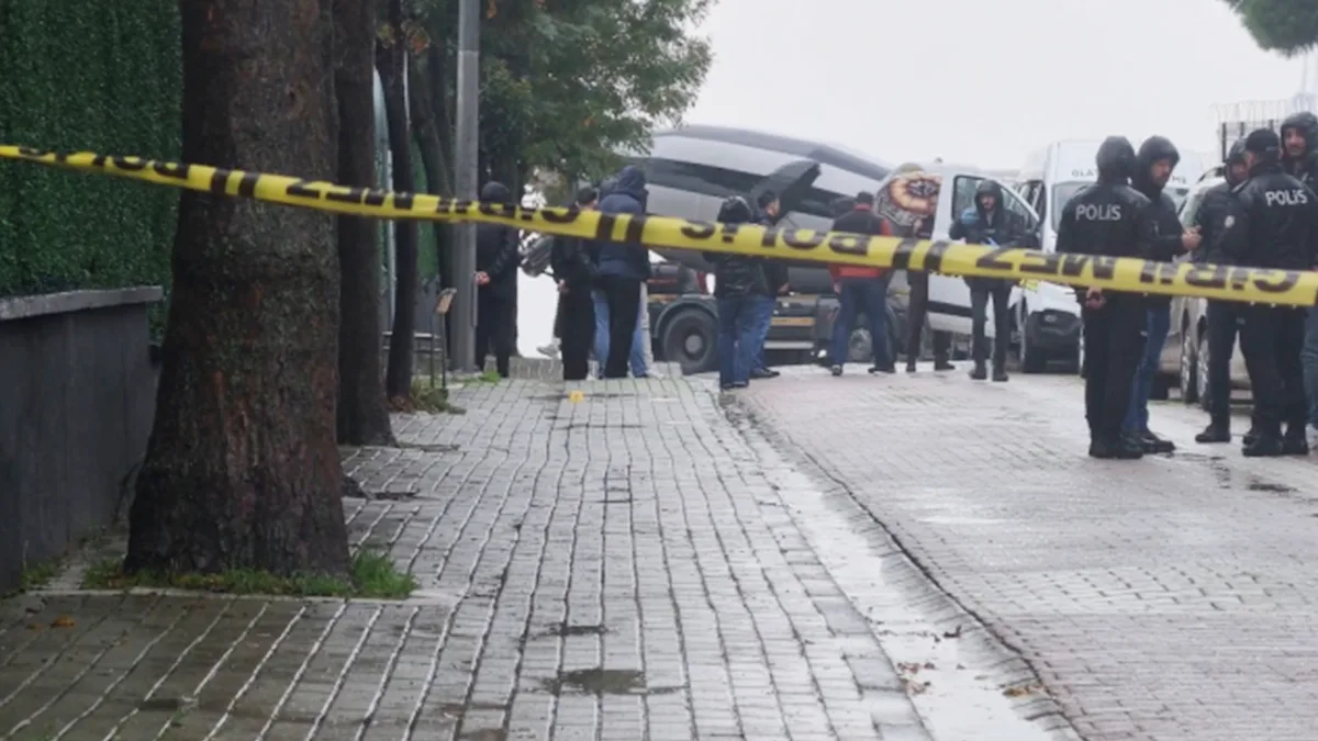 Okul önünde silahlı kavga: Bekçi veliyi vurdu