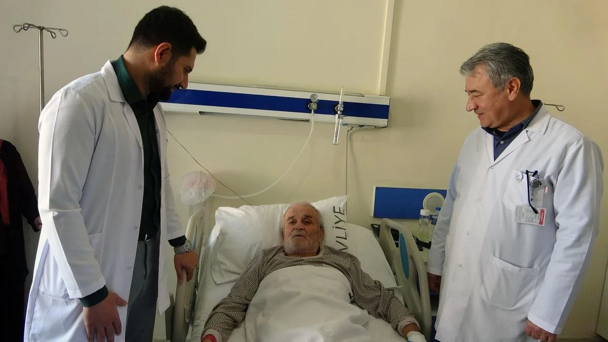 İdrarında kan gördü, hastaneye gitti! Doktorlar şaşkına döndü