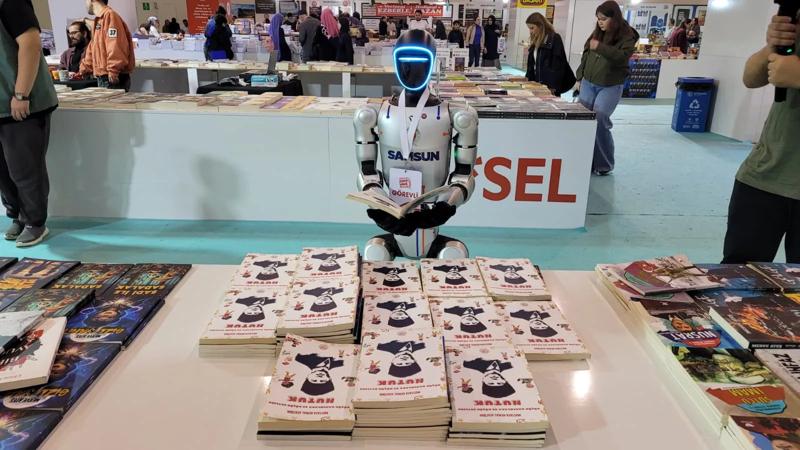 Samsun'un insansı robotu robotu Çakır görev başında: Fuarda kitap dağıttı, dans etti