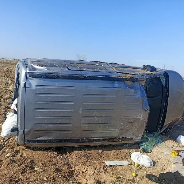 Bariyerlere çarpan hafif ticari araç takla attı: 2 yaralı