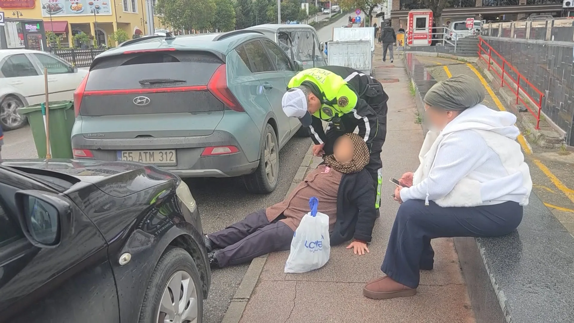 Samsun'da polisten yürek ısıtan hareket: Yaralı kadını yağmurdan korudu