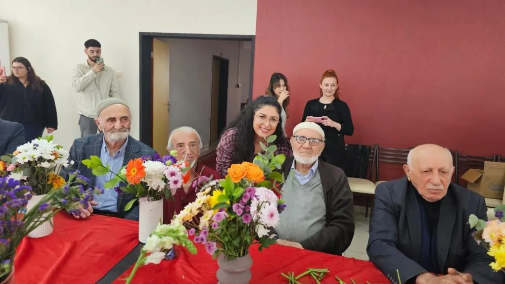 Samsun'da huzurevi sakinlerine çiçekli terapi