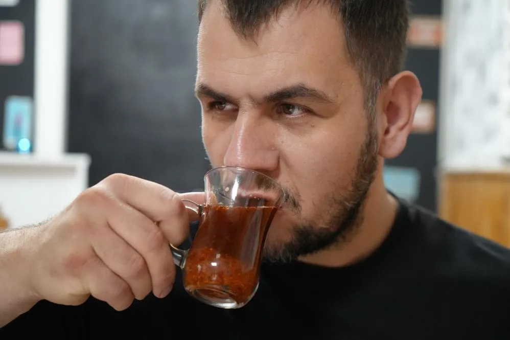 Samsun'da şaşırtan alışkanlık! Çayına ve tatlısına bile atıyor