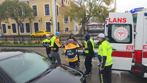Samsun'da polisten yürek ısıtan hareket: Yaralı kadını yağmurdan korudu