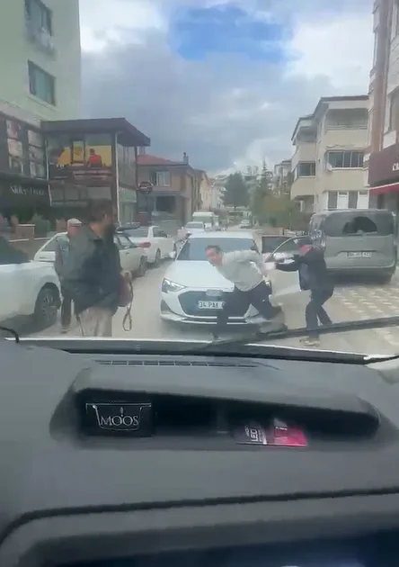 Yol tartışmasında öğrenci servisine saldırdı