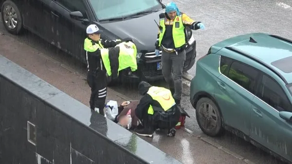 Samsun'da polisten yürek ısıtan hareket: Yaralı kadını yağmurdan korudu