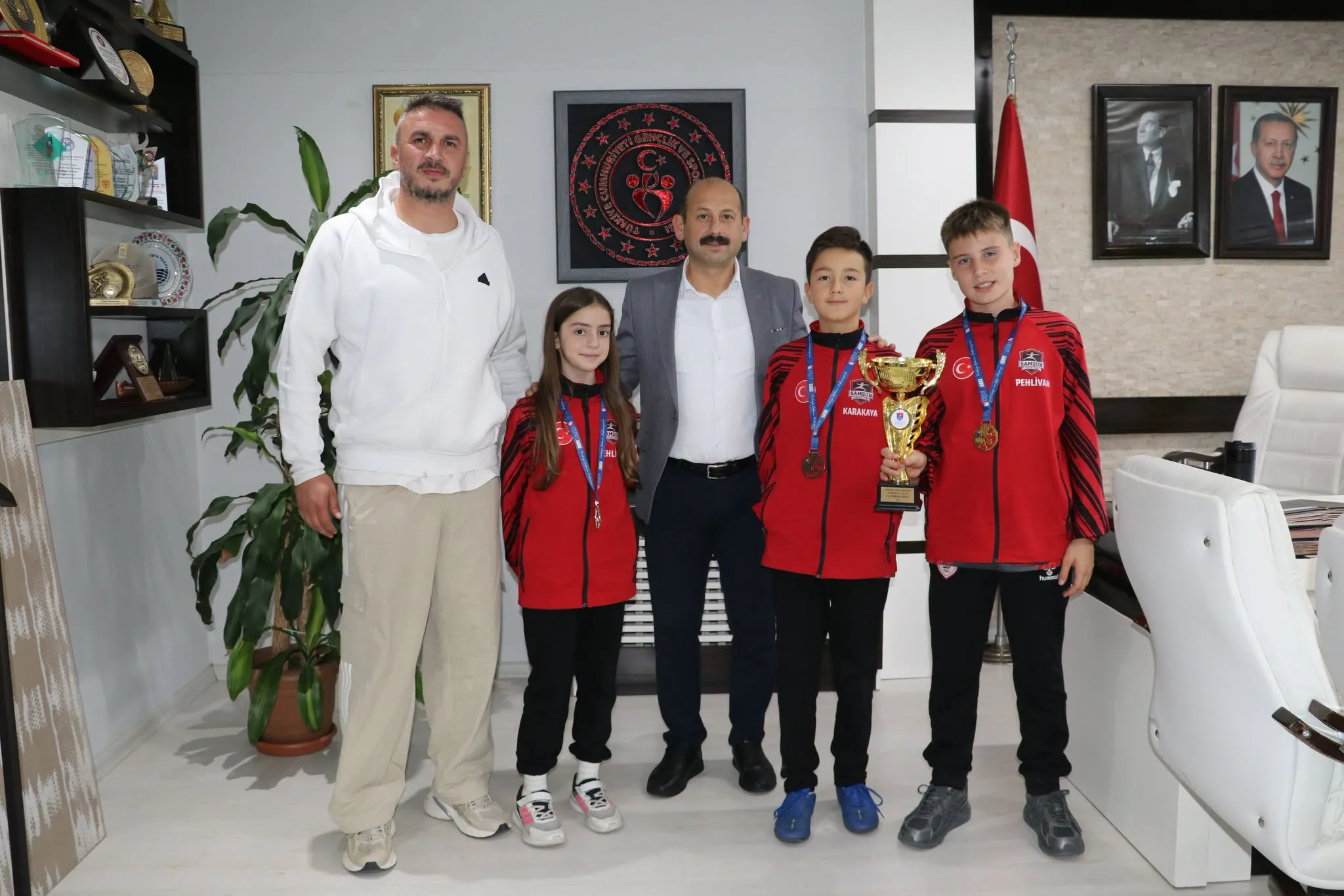 Samsun'da kılıç sporcularından üç madalya! Başarılarını Dereci ile paylaştılar