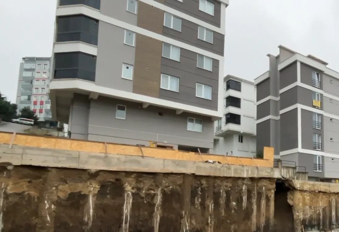 Samsun'da 5 katlı binada heyelan alarmı: Polis binayı boşalttı - 6