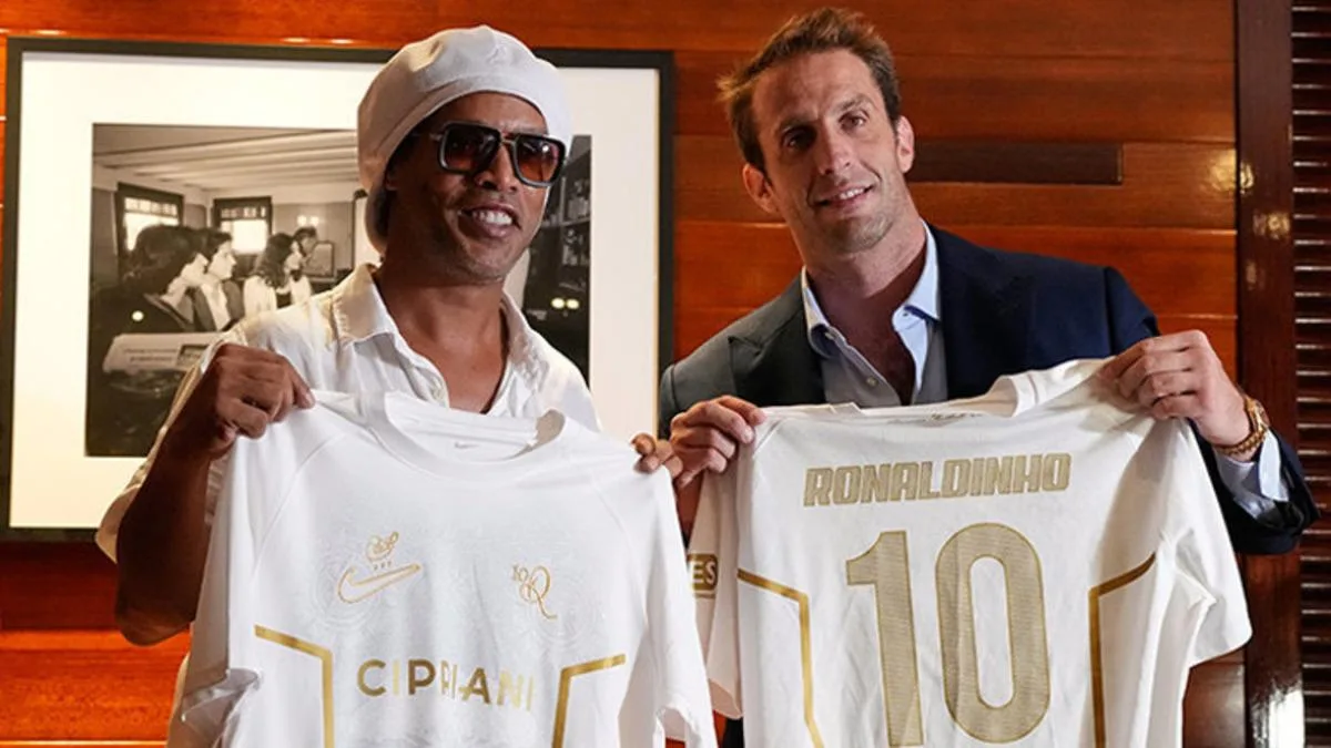Ronaldinho 46 yaşında sahalara dönüyor! Hedefi 300'üncü gol