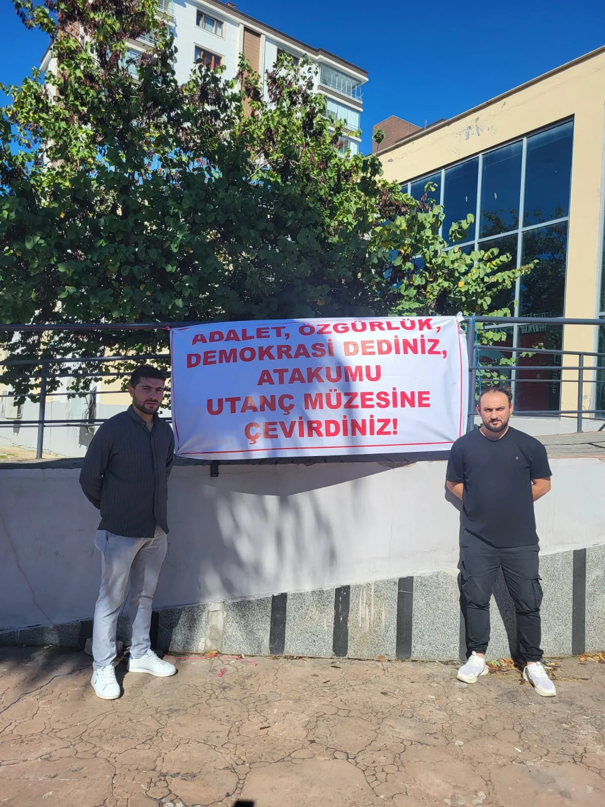 Samsun Atakum Belediyesinde işten çıkartılan işçilerden Yeni Parti'ye pankartlı tepki