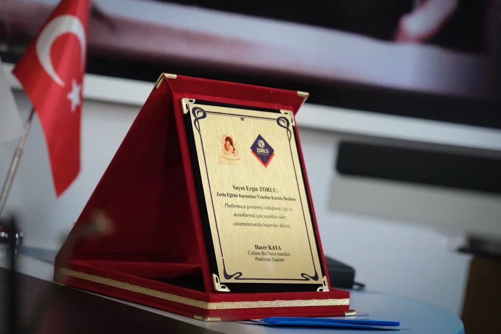 Zorlu Eğitim Kurumları Yönetim Kurulu Başkanı Ergin Zorlu'ya sosyal sorumluluk çalışmalarına desteği için teşekkür plaketi