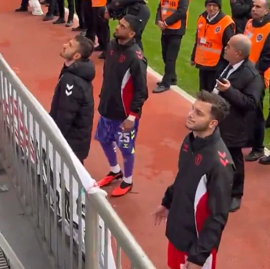 Samsunspor'da maç sonu bomba görüntüler! Kaptan Emre Kılınç ve Yunus Emre Çift tribüne gelerek...