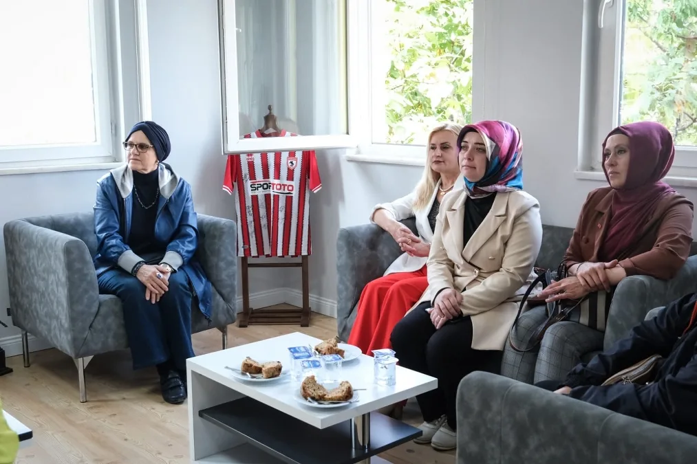 Zorlu Eğitim Kurumları Yönetim Kurulu Başkanı Ergin Zorlu'ya sosyal sorumluluk çalışmalarına desteği için teşekkür plaketi